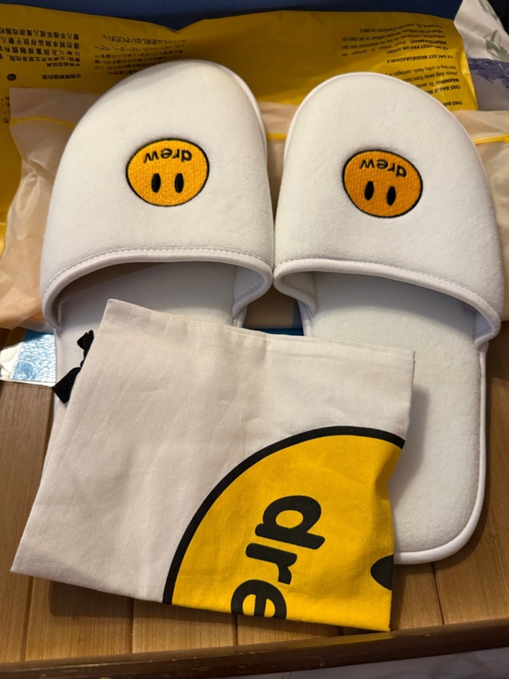 drew L/XL White & Yellow Smiley Slippers with Drawstring Bag